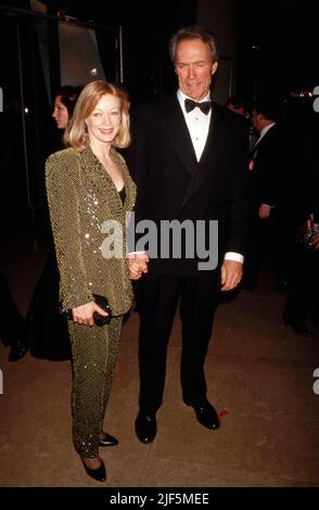 Clint Eastwood et Frances Fisher lors des Golden Globe Awards 50th à l'hôtel Beverly Hilton de Beverly Hills, Californie, 23 janvier 1993 Credit: Ralph Dominguez/MediaPunch Banque D'Images