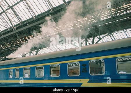 Lviv, Ukraine. 20th mars 2022. Un nuage de fumée est visible depuis le fukestack d'un train à la gare de Lviv, qui se rendra en Pologne. La gare de Lviv est devenue l'un des points de contact les plus essentiels pour les réfugiés qui fuient la guerre de l'est. (Credit image: © Lara Hauser/SOPA Images via ZUMA Press Wire) Banque D'Images