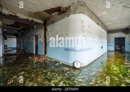 Un couloir à l'intérieur d'un hôpital abandonné. Banque D'Images