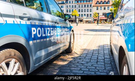 Mannheim, Allemagne - 17 juin 2022 : voitures du département de police de la ville de Mannheim en Allemagne avec panneau « département de police » Banque D'Images