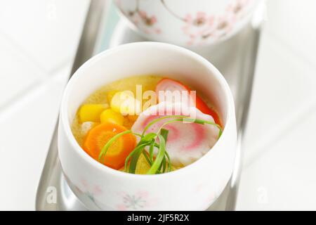 Chavanmushi plat japonais de Custard aux œufs, Chakan Mushi contient des ingrédients salés avec garniture de légumes à la vapeur Banque D'Images