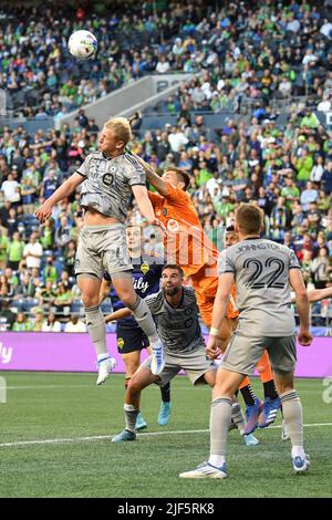 Seattle, WA, États-Unis. 29th juin 2022. Le défenseur des FC de Montréal RÃ³bert Thorkelsson monte pour une affiche supérieure lors du match de soccer MLS entre le CF de Montréal et le Seattle Sounders FC au Lumen Field à Seattle, en Australie occidentale. Steve Faber/CSM/Alamy Live News Banque D'Images