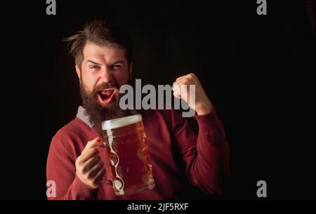 Concept de brasserie. Joyeux sourire avec de la bière. Homme senior qui boit de la bière avec un visage surprise. Bonne brasseur. Bière au Royaume-Uni. Banque D'Images