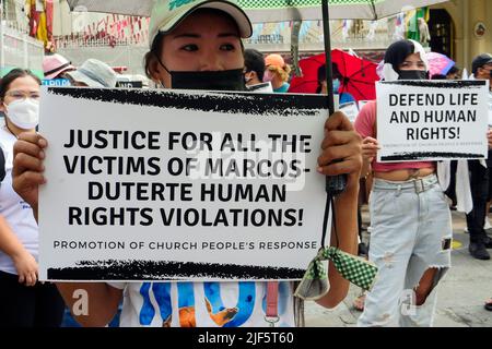 Manille, RCN, Philippines. 30th juin 2022. L'inauguration présidentielle de Ferdinand 'Bong Bong'marcos Jr. A eu lieu aujourd'hui le 30 juin 2022, mais pas sans opposition. Les manifestants contre l'arrivée de l'administration Marco-Duterte se réunissent sur la Plaza Miranda non seulement ils s'opposent à l'arrivée de l'administration, mais ils ont tenu l'administration Duterte d'autres questions et ont rompu des promesses. Le numéro actuel de la hausse des prix, des salaires du travail, de l'éducation, du marquage rouge et de la liberté de la presse. (Image de crédit : © George BUID/ZUMA Press Wire) Banque D'Images