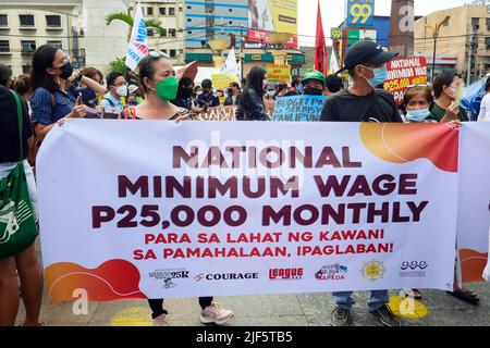 Manille, RCN, Philippines. 30th juin 2022. L'inauguration présidentielle de Ferdinand 'Bong Bong'marcos Jr. A eu lieu aujourd'hui le 30 juin 2022, mais pas sans opposition. Les manifestants contre l'arrivée de l'administration Marco-Duterte se réunissent sur la Plaza Miranda non seulement ils s'opposent à l'arrivée de l'administration, mais ils ont tenu l'administration Duterte d'autres questions et ont rompu des promesses. Le numéro actuel de la hausse des prix, des salaires du travail, de l'éducation, du marquage rouge et de la liberté de la presse. (Image de crédit : © George BUID/ZUMA Press Wire) Banque D'Images