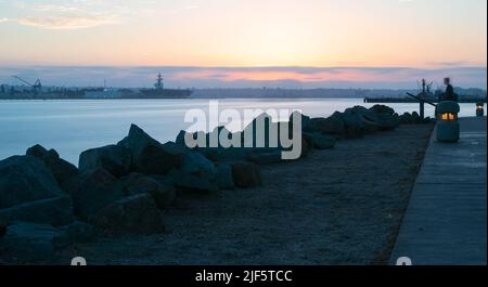 30 juin 2022, San Diego, CA, États-Unis: Les ciffs, arbres, rochers, et l'océan pendant le coucher de soleil d'été à San Diego, Californie mercredi, 29 juin 2022 (image de crédit: © Rishi Deka/ZUMA Press Wire) Banque D'Images