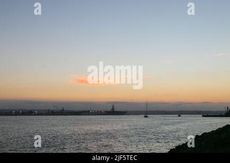 30 juin 2022, San Diego, CA, États-Unis: Les ciffs, arbres, rochers, et l'océan pendant le coucher de soleil d'été à San Diego, Californie mercredi, 29 juin 2022 (image de crédit: © Rishi Deka/ZUMA Press Wire) Banque D'Images