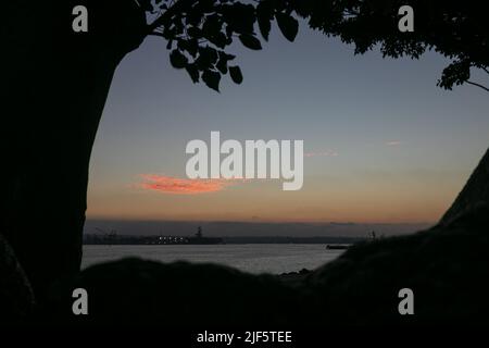 30 juin 2022, San Diego, CA, États-Unis: Les ciffs, arbres, rochers, et l'océan pendant le coucher de soleil d'été à San Diego, Californie mercredi, 29 juin 2022 (image de crédit: © Rishi Deka/ZUMA Press Wire) Banque D'Images