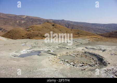 Magnifique volcan de boue dans les montagnes. Région de Shemakha. Azerbaïdjan. Banque D'Images