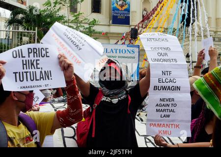 Manille, RCN, Philippines. 30th juin 2022. L'inauguration présidentielle de Ferdinand 'Bong Bong'marcos Jr. A eu lieu aujourd'hui le 30 juin 2022, mais pas sans opposition. Les manifestants contre l'arrivée de l'administration Marco-Duterte se réunissent sur la Plaza Miranda non seulement ils s'opposent à l'arrivée de l'administration, mais ils ont tenu l'administration Duterte d'autres questions et ont rompu des promesses. Le numéro actuel de la hausse des prix, des salaires du travail, de l'éducation, du marquage rouge et de la liberté de la presse. (Image de crédit : © George BUID/ZUMA Press Wire) Banque D'Images