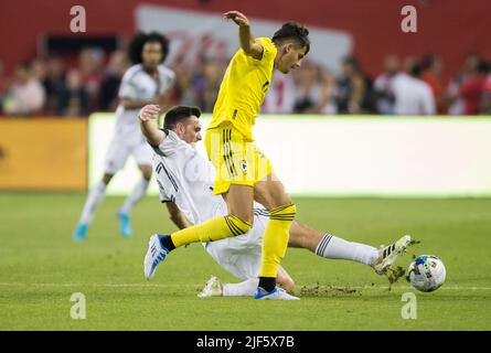 Toronto, Canada. 29th juin 2022. Miguel Berry (devant) de Columbus Crew vit avec Shane O'Neill du FC de Toronto lors du match de football de la Ligue majeure (MLS) 2022 entre le FC de Toronto et l'équipage de Columbus à BMO Field à Toronto, Canada, on 29 juin 2022. Credit: Zou Zheng/Xinhua/Alamy Live News Banque D'Images