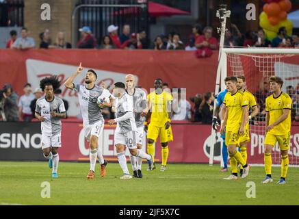 Toronto, Canada. 29th juin 2022. Jesus Jimenez (2nd L) du FC de Toronto célèbre les résultats du match de soccer de la Ligue majeure (MLS) de 2022 entre le FC de Toronto et l'équipage de Columbus à BMO Field, à Toronto, au Canada, en Ontario, 29 juin 2022. Credit: Zou Zheng/Xinhua/Alamy Live News Banque D'Images