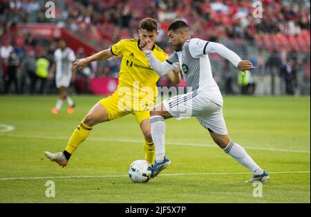 Toronto, Canada. 29th juin 2022. Alejandro Pozuelo (R) du FC Toronto vit avec Sean Zawadzski de l'équipage de Columbus lors du match de football de la Ligue majeure (MLS) 2022 entre le FC Toronto et l'équipage de Columbus à BMO Field à Toronto, au Canada, en Ontario, 29 juin 2022. Credit: Zou Zheng/Xinhua/Alamy Live News Banque D'Images