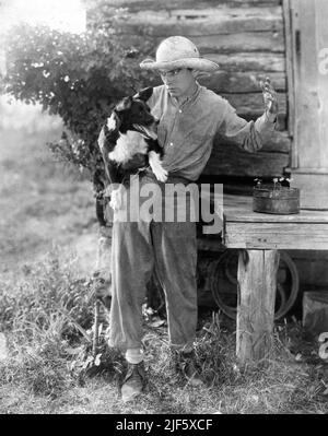 RICHARD BARTHELMESS comme David Kinemon avec son chien dans TOLl'ABLE DAVID 1921 réalisateur / producteur HENRY KING roman Joseph Hergesheimer écrivains Edmund Goulding et Henry King inspiration Images / First National Pictures Banque D'Images