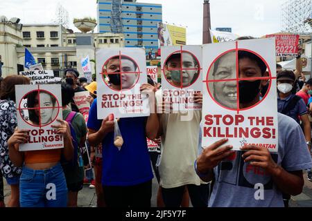 Manille, RCN, Philippines. 30th juin 2022. L'inauguration présidentielle de Ferdinand 'Bong Bong'marcos Jr. A eu lieu aujourd'hui le 30 juin 2022, mais pas sans opposition. Les manifestants contre l'arrivée de l'administration Marco-Duterte se réunissent sur la Plaza Miranda non seulement ils s'opposent à l'arrivée de l'administration, mais ils ont tenu l'administration Duterte d'autres questions et ont rompu des promesses. Le numéro actuel de la hausse des prix, des salaires du travail, de l'éducation, du marquage rouge et de la liberté de la presse. (Image de crédit : © George BUID/ZUMA Press Wire) Banque D'Images