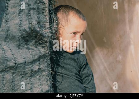 Mina, Akkar, Akkar, Liban. 17th novembre 2021. Le petit garçon regarde comment sa mère cuisine. Ce camp informel de réfugiés, qui compte environ 50 familles, est situé à Akkar, au nord du Liban. Dans cette région vivent les réfugiés syriens les plus vulnérables. Certains enfants sont nés dans le camp. Les enfants réfugiés ont rarement reçu une éducation. Avec cela, ils travaillent avec leurs familles dans le ménage ou sur le terrain. (Credit image: © Lara Hauser/SOPA Images via ZUMA Press Wire) Banque D'Images