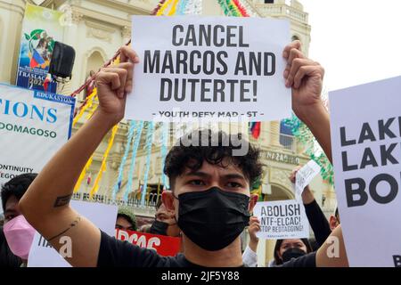 Manille, RCN, Philippines. 30th juin 2022. L'inauguration présidentielle de Ferdinand 'Bong Bong'marcos Jr. A eu lieu aujourd'hui le 30 juin 2022, mais pas sans opposition. Les manifestants contre l'arrivée de l'administration Marco-Duterte se réunissent sur la Plaza Miranda non seulement ils s'opposent à l'arrivée de l'administration, mais ils ont tenu l'administration Duterte d'autres questions et ont rompu des promesses. Le numéro actuel de la hausse des prix, des salaires du travail, de l'éducation, du marquage rouge et de la liberté de la presse. (Image de crédit : © George BUID/ZUMA Press Wire) Banque D'Images