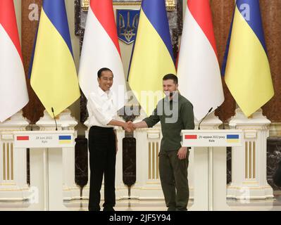 Non exclusif: KIEV, UKRAINE - 29 JUIN 2022 - les présidents de l'Ukraine Volodymyr Zelenskyy (R) et de l'Indonésie Joko Widodo sont vus lors d'un document conjoint Banque D'Images