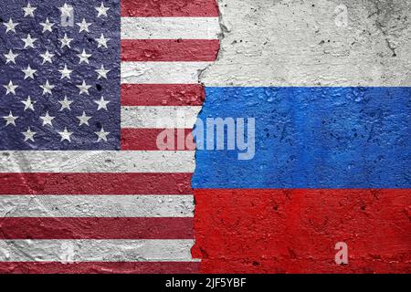 Etats-Unis contre Russie - mur en béton fissuré peint avec un drapeau des Etats-Unis d'Amérique à gauche et un drapeau russe à droite Banque D'Images