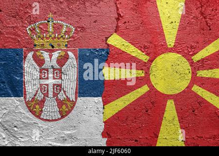 Drapeaux de Serbie et de Macédoine du Nord - mur en béton fissuré peint avec un drapeau serbe à gauche et un drapeau macédonien du Nord à droite Banque D'Images