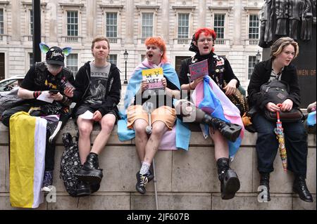 Les militants pro Trans des droits et les manifestants, ont manifesté en face de Downing Street pour défendre les droits LGBT+ et demander au gouvernement britannique de mettre en œuvre une interdiction de conversion transinclusive. Banque D'Images