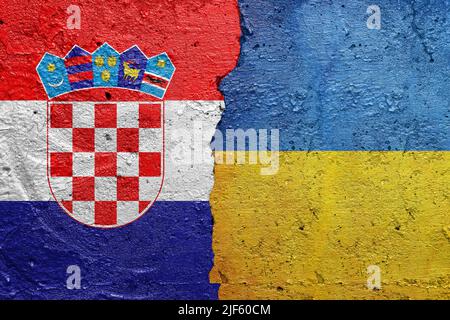 Croatie et Ukraine - mur en béton fissuré peint avec un drapeau croate à gauche et un drapeau ukrainien à droite Banque D'Images