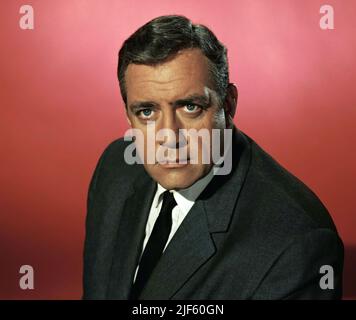 RAYMOND BURR dans IRONSIDE (1967), dirigé par DON WIFS, ABNER BIBERMAN, RUSS MAYBERRY et ANTON LEADER. Crédit : Universal Pictures Television / Album Banque D'Images