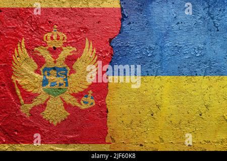 Monténégro et Ukraine - mur en béton fissuré peint avec un drapeau monténégrin à gauche et un drapeau ukrainien à droite Banque D'Images