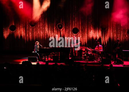 LOS ANGELES, CALIFORNIE, États-Unis - JUIN 29 : Norah Jones, chanteuse-compositeur américaine, se produit sur scène au Greek Theatre on 29 juin 2022 à Los Angeles, Californie, États-Unis. (Photo de Xavier Collin/image Press Agency) Banque D'Images