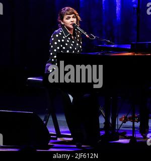 LOS ANGELES, CALIFORNIE, États-Unis - JUIN 29 : Norah Jones, chanteuse-compositeur américaine, se produit sur scène au Greek Theatre on 29 juin 2022 à Los Angeles, Californie, États-Unis. (Photo de Xavier Collin/image Press Agency) Banque D'Images