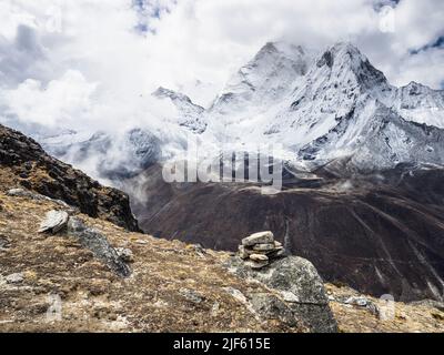 Face ouest d'Ama Dablam (6856m) entouré par les nuages de mai au-dessus de l'Imja Khola vue de la crête menant à Nangkartshang pic au-dessus de Dingboche. Banque D'Images