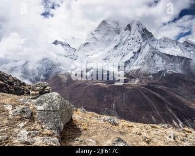 Face ouest d'Ama Dablam (6856m) entouré par les nuages de mai au-dessus de l'Imja Khola vue de la crête menant à Nangkartshang pic au-dessus de Dingboche. Banque D'Images