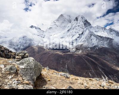 Face ouest d'Ama Dablam (6856m) entouré par les nuages de mai au-dessus de l'Imja Khola vue de la crête menant à Nangkartshang pic au-dessus de Dingboche. Banque D'Images