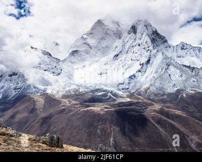 Face ouest d'Ama Dablam (6856m) entouré par les nuages de mai au-dessus de l'Imja Khola vue de la crête menant à Nangkartshang pic au-dessus de Dingboche. Banque D'Images