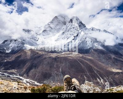 POV (4900M) d'Ama Dablam entouré par les nuages de mai au-dessus de l'Imja Khola vue de la crête menant à Nangkartshang pic au-dessus de Dingboche. Banque D'Images