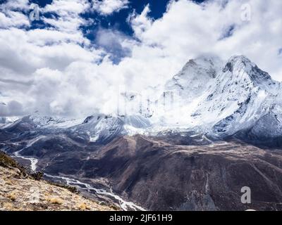 Face ouest d'Ama Dablam (6856m) entouré par les nuages de mai au-dessus de l'Imja Khola vue de la crête menant à Nangkartshang pic au-dessus de Dingboche. Banque D'Images