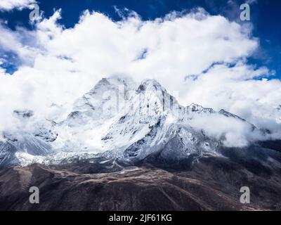 Face ouest d'Ama Dablam (6856m) entouré par les nuages de mai au-dessus de l'Imja Khola vue de la crête menant à Nangkartshang pic au-dessus de Dingboche. Banque D'Images