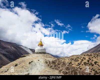 Stupa au-dessus de Dingboche sur la route de Lobuche et Everest base Camp, Khumbu. Banque D'Images