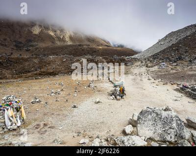 Mur Mani au Mémorial de l'Everest sur la route du camp de base en direction de Lobuche au-dessus de Thukla. Banque D'Images