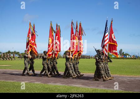 24 juin 2022 - Camp Kinser, Okinawa, Japon - la Garde couleur du Groupe de logistique marine 3rd du corps des États-Unis marche lors d'une cérémonie de changement de commandement sur le Camp Kinser, Okinawa, Japon, 24 juin 2022. Pendant la cérémonie, Brig. Le général Brian Wolford, commandant sortant, a abandonné le commandement du 3rd MLG à Brig. Général Adam L. Chalkley. 3rd MLG, basée à Okinawa, au Japon, est une unité de combat déployée à l'avant qui sert de colonne vertébrale complète de logistique et de soutien de service de combat pour les opérations dans la zone de responsabilité Indo-Pacific. (Image crédit : © Banque D'Images