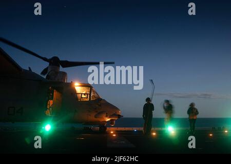 5 juin 2022 - Mer Baltique - un Osprey MV-22, attaché à l'unité expéditionnaire maritime de 22nd, se prépare aux opérations de vol à bord du navire d'assaut amphibie de classe Wasp USS Kearsarge (LHD 3) lors de l'exercice BALTOPS 22, 12 juin 2022. BALTOPS 22 est le premier exercice axé sur la mer dans la région Baltique. Cet exercice, mené par les forces navales américaines Europe-Afrique et exécuté par les forces navales de frappe et de soutien OTAN, offre une occasion unique d'entraînement pour renforcer les capacités d'intervention combinées essentielles à la préservation de la liberté de navigation et de la sécurité dans la mer Baltique. (Image crédit : © États-Unis Banque D'Images