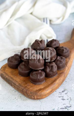 Chocolat aux noisettes. Chocolat spécial noisette sur fond blanc. Gros plan Banque D'Images