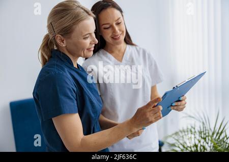 Le médecin et l'infirmière résolvent les problèmes de travail dans le hall moderne de la clinique Banque D'Images