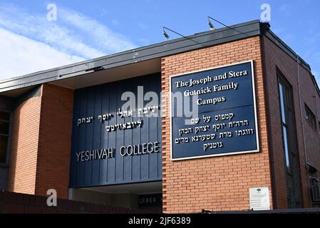 Extérieur du Yeshiva College, une école juive orthodoxe située sur Hotham St dans la banlieue intérieure de Melbourne, avec des panneaux en anglais et en hébreu Banque D'Images
