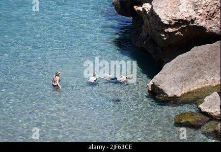 Deia, Espagne. 29th juin 2022. Les personnes nageant sur la plage rocheuse Cala Deia à Majorque. Credit: Clara Margais/dpa/Alay Live News Banque D'Images