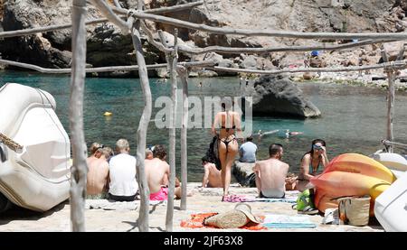 Deia, Espagne. 29th juin 2022. Les gens bronzer sur la plage rocheuse de Cala Deia à Majorque. Credit: Clara Margais/dpa/Alay Live News Banque D'Images