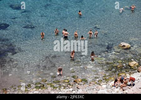 Deia, Espagne. 29th juin 2022. Les touristes se bronzer et nager à la plage rocheuse Cala Deia à Majorque. Credit: Clara Margais/dpa/Alay Live News Banque D'Images