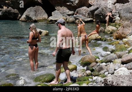 Deia, Espagne. 29th juin 2022. Les gens entrent dans la mer à la plage rocheuse Cala Deia à Majorque. Credit: Clara Margais/dpa/Alay Live News Banque D'Images