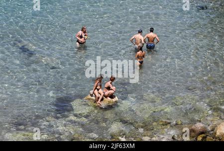 Deia, Espagne. 29th juin 2022. Les touristes se bronzer et nager à la plage rocheuse Cala Deia à Majorque. Credit: Clara Margais/dpa/Alay Live News Banque D'Images