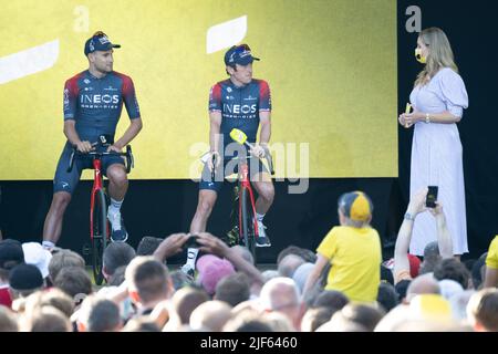 Copenhague, Danemark. 28/06/2022, Tour de France 2022, Copenhague, Danemark. Les membres de l'équipe Ineos Grenadiers se tiennent sur scène lors des présentations de l'équipe. Rider ancien gagnant du tour de france Geraint Thomas est interviewé debout à côté de Jonathan CASTROVIIEJO crédit: Peter Goding/Alay Live News Banque D'Images